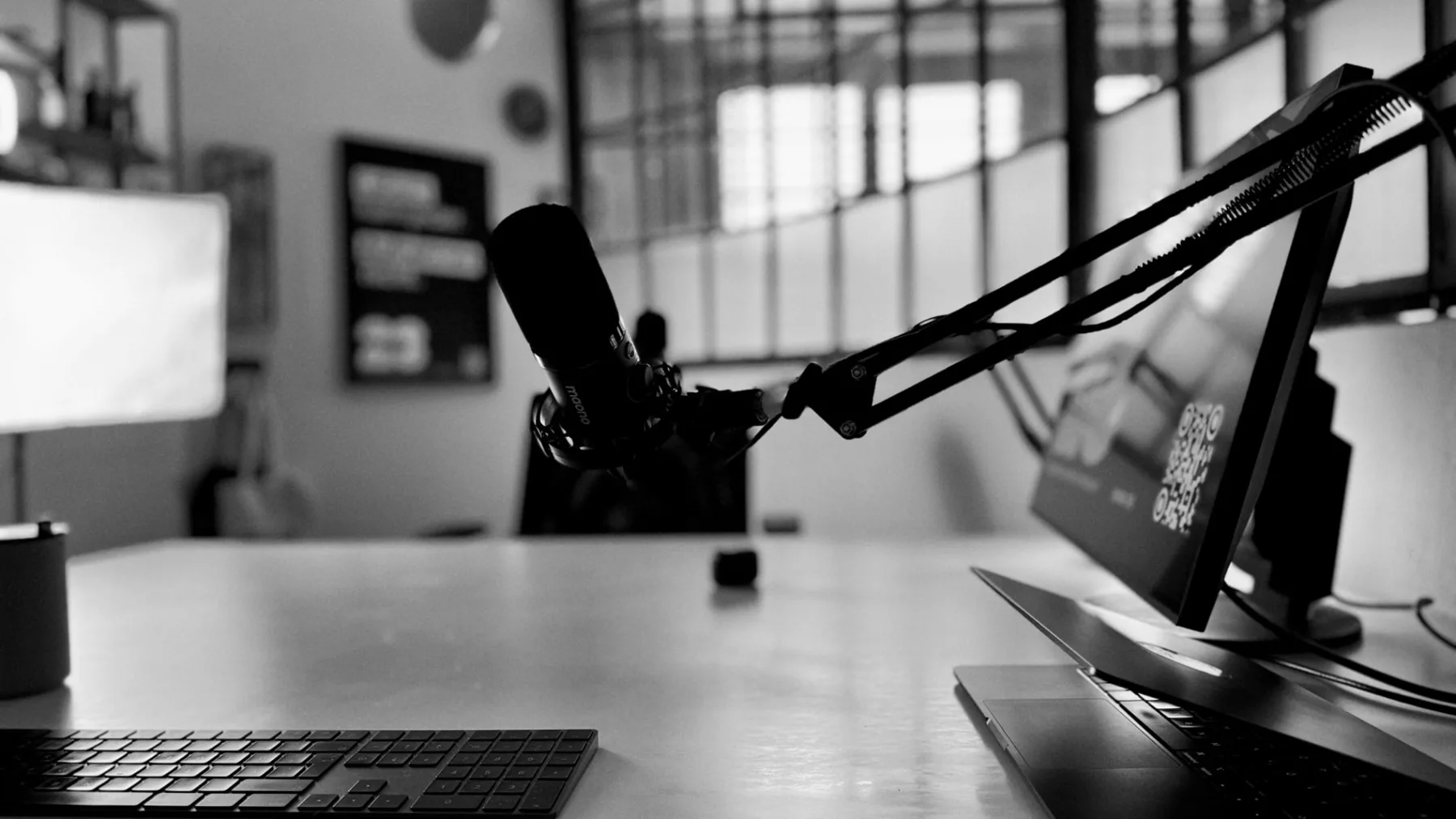 Großmembran-Mikrofon am Gelenkarm über dem Studiotisch