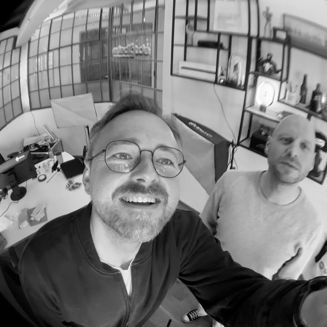Daniel vom Podcast-Studio 2bis8 neben dem Poster „Labern kann jeder. Aufnehmen nicht.“