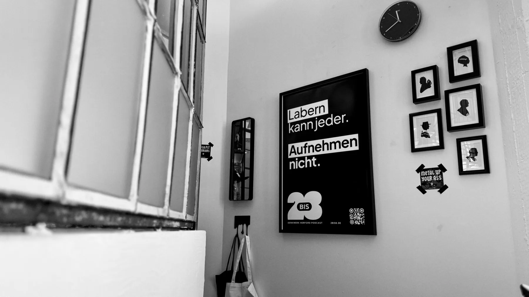 Poster „Labern kann jeder. Aufnehmen nicht.“ an der Studiowand