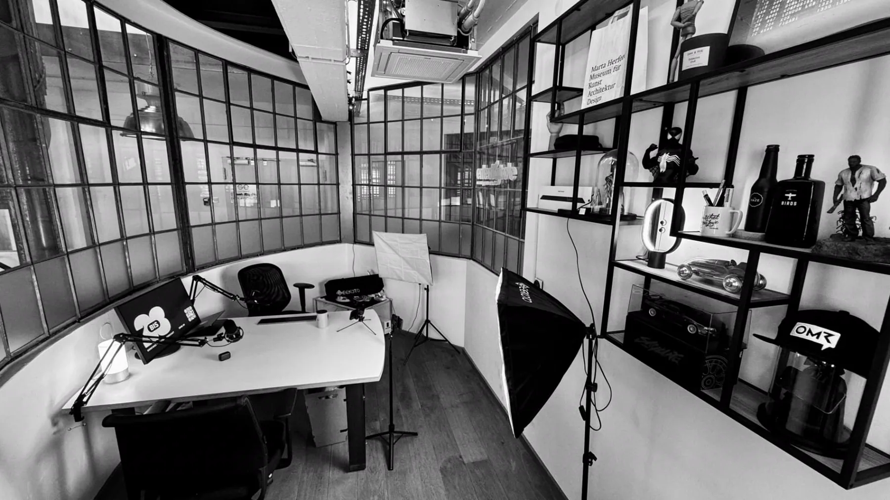 Weitwinkelblick in den Aufnahmeraum mit Softboxen und Regal